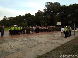 Jelang Demo FPI, Polri Gelar Apel di Dekat Masjid Al-Azhar