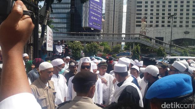 Massa FPI mencoba masuk dari pintu Polda Merto yang di Jalan Gatot Subroto