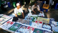 Sejumlah pedagang menjual atribut bergambar Habib Rizieq Syihab.
