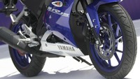 Yamaha Indonesia resmi memperkenalkan Yamaha R15 terbaru. Motor sport full fairing ini ditargetkan terjual sebanyak 7.500 unit per bulan.