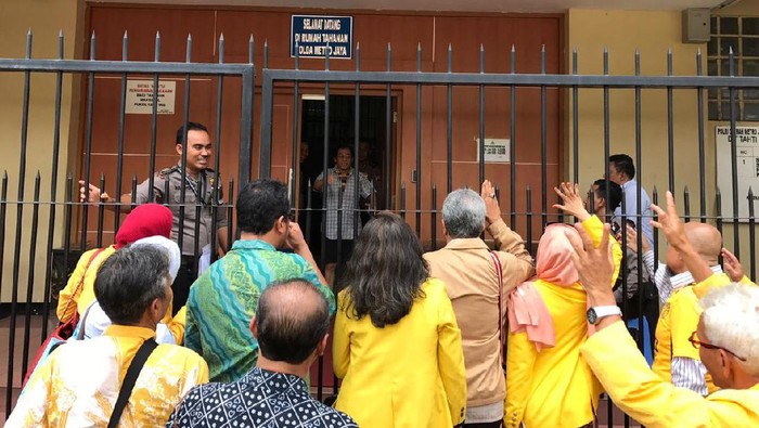 Alumni UI Tengok Sri Bintang di Tahanan Polda Metro