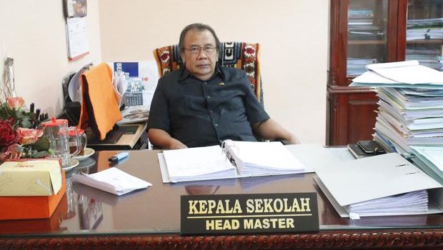 Kepala Sekolah SMAN 17 Surabaya