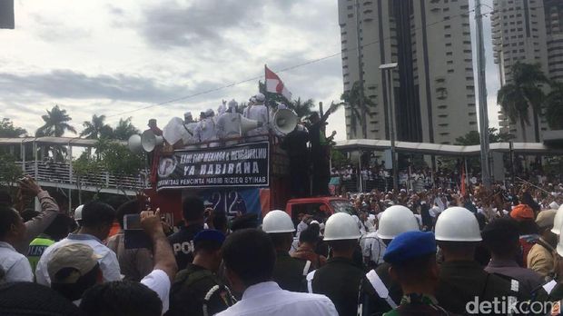 Habib Rizieq Orasi, Massa FPI Banjiri Halte TransJ dan Jalanan