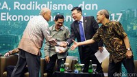 Usai diskusi, mereka terlihat saling menyapa.