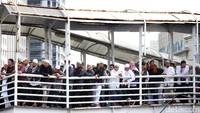 Massa FPI mendengarkan orasi Habib Rizieq dari atas halte.