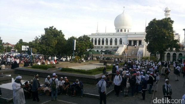 Jelang Pemeriksaan Habib Rizieq, Lalin Depan Polda Metro Macet