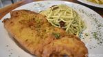 Nyam! Enaknya Fish and Chips Berleleh Keju Mozarella