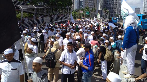 Massa FPI Tiba di Polda Metro Jaya