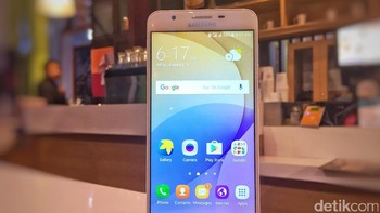 Posisi 9 ada Samsung Galaxy 7 Prime, ponsel kelas menengah bawah dengan rangkaian fitur-fitur. (Foto: detikINET/Adi Fida Rahman)