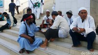 Pantauan detikcom, Senin (23/1/2017) pukul 06.45 WIB di Masjid Al Azhar, Jakarta Selatan, terlihat massa dari FPI mulai berdatangan dan duduk-duduk santai di pelataran masjid.