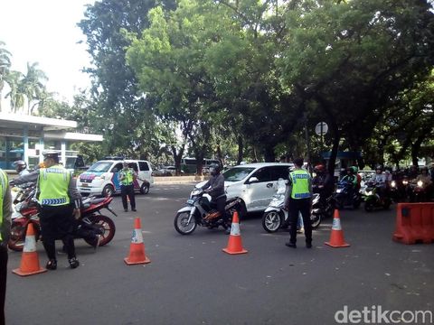 Polisi mensterilkan jalur lambat di depan Mapolda Metro Jaya jelang kedatangan massa FPI, Senin (23/1/2017)