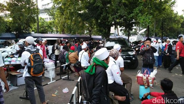  Massa FPI Mulai Bersiap Salat Duha di Masjid Al-Azhar