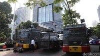 Di dalam Mapolda, sejumlah polisi telah disiagakan dan berbaris. Selain itu, 4 unit mobil Barracuda, 2 unit water canon, 2 unit mobil komando, serta 3 unit mobil ambulans sudah diparkir di halaman.