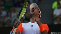 Andy Murray tumbang di Mischa Zverev. REUTERS/Thomas Peter.