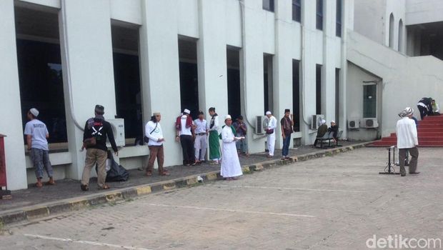 Jelang Demo FPI, Polri Gelar Apel di Dekat Masjid Al-Azhar