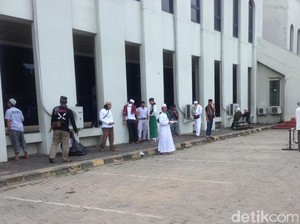 Kawal Habib Rizieq, Massa FPI Mulai Berdatangan di Masjid Al-Azhar