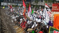 Berdasarkan pantauan di sekitar Polda Metro Jaya, Jakarta, Senin (23/1/2017), massa terlihat memenuhi pintu masuk sisi barat Polda Metro.
