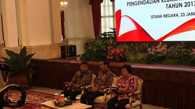 Presiden Jokowi berharap kebakaran hutan dan lahan di tahun 2017 menurun.