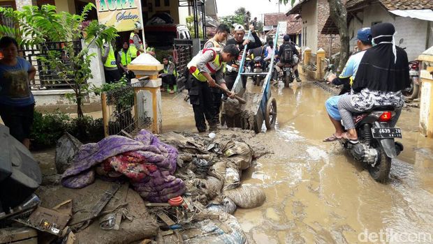 Banjir di Kuningan, 140 Kambing dan 500 Unggas Terseret Arus