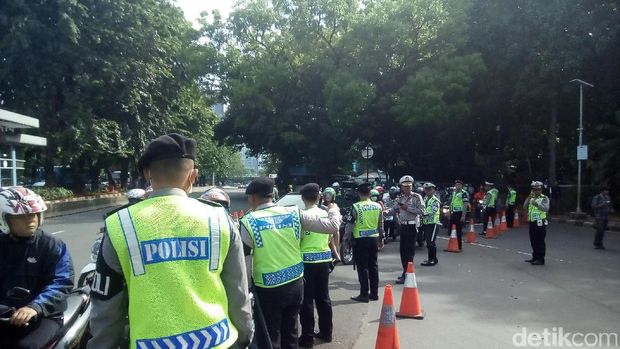  Polisi mensterilkan jalur lambat di depan Mapolda Metro Jaya jelang kedatangan massa FPI, Senin (23/1/2017)