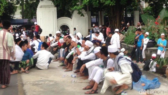 Usai Aksi Damai di Polda Metro, Massa FPI Kembali ke Al-Azhar