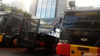 Barracuda, water canon, mobil komando hingga ambulans siaga di Polda Metro Jaya.