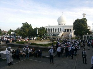 Penampakan Massa FPI di Al-Azhar yang Akan Antarkan Rizieq ke Polda