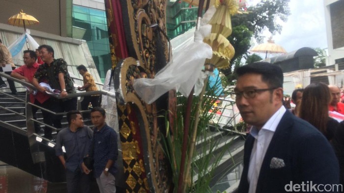 Pulang dari HUT Megawati, Ridwan Kamil Bawa Banyak Oleh-oleh