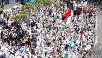 Arus lalu lintas pun macet.