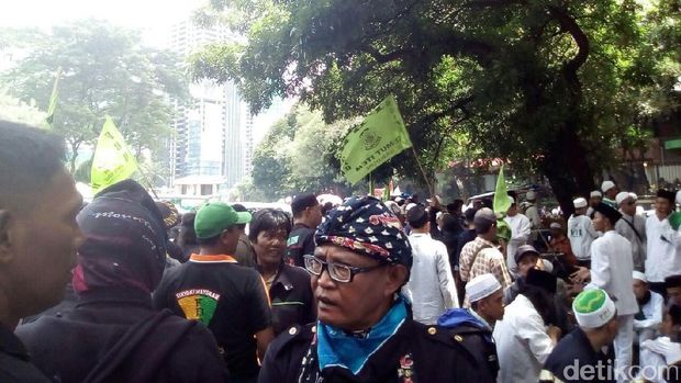 Massa FPI dan FBR Bergabung Kawal Pemeriksaan Habib Rizieq