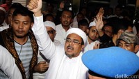 Rizieq tiba di Direktorat Kriminal Khusus Polda Metro Jaya dengan pengawalan anggota kepolisian.