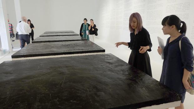 Melihat Lukisan Tebal Cat Minyak Hitam dan Warna-warni ala Zhu Jinshi