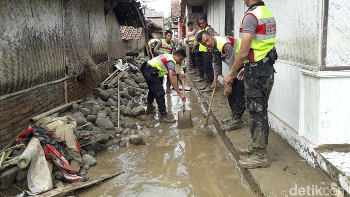 Banjir di Kuningan, 140 Kambing dan 500 Unggas Terseret Arus