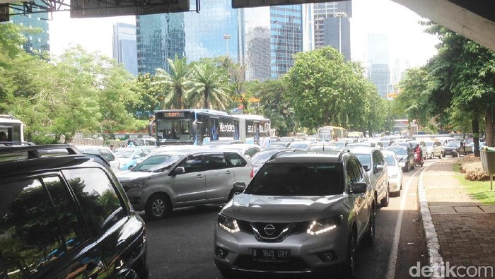 Massa FPI Berkumpul di Depan Polda Metro, Lalin Arah Blok M Macet
