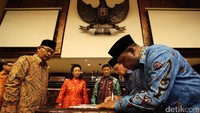AD Khaly dan Mamberob Yosephus Rumakeik menandatangani berita acara pelantikan dengan disaksikan Ketua DPD RI Muhammad Saleh.