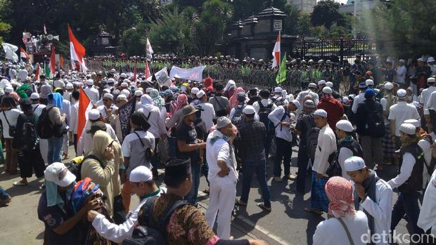Massa FPI Tiba di Polda Metro Jaya