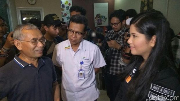 Annisa berdialog di Pasar Rawa Bening