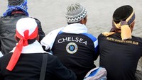 Massa memakai ikat kepala.