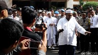 Rizieq diperiksa sebagai saksi dalam penyidikan terkait ceramah yang menyebutkan adanya logo palu arit dalam mata uang baru cetakan Bank Indonesia. Pemeriksaan menurut Rizieq berjalan lancar.