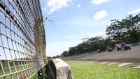 Ditemani bos Yamaha Indonesia dan pebalap Yamaha Indonesia, Vinales melibas Sirkuit Sentul selama 4 putaran menggunakan R15 anyar.