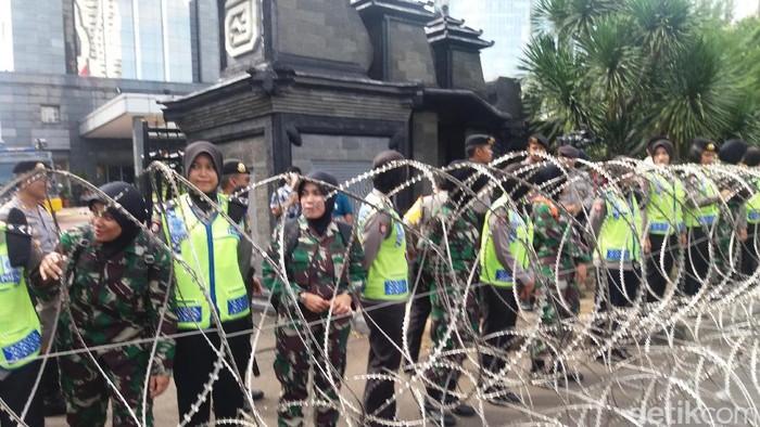 Polwan dan Kowad Baris Paling Depan Jaga Aksi FPI