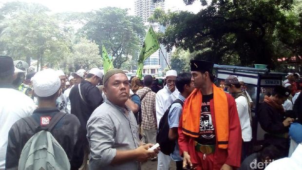 Massa FPI dan FBR Bergabung Kawal Pemeriksaan Habib Rizieq
