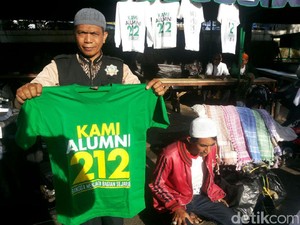 Penjual Atribut FPI Curi Perhatian Massa di Masjid Al-Azhar