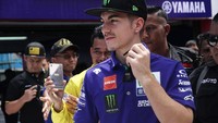 Sementara dari segi performa, mesin Yamaha R15 juga sudah di-upgrade. Motor menggunakan teknologi Variable Valve Actuation (VVA) yang diklaim membuat tenaga mesin semakin besar namun tidak mengorbankan konsumsi bahan bakar.