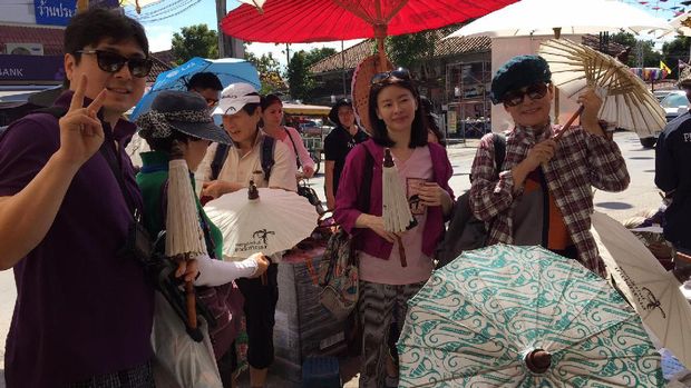 Wisatawan asyik berfoto dengan payungnya (Andi Anissa/detikTravel)