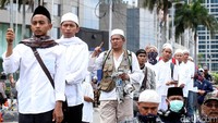 Salah satu orator memerintahkan massa untuk mengangkat jari ke langit seraya berdoa.