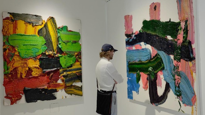 Melihat Lukisan Tebal Cat Minyak Hitam dan Warna-warni ala Zhu Jinshi