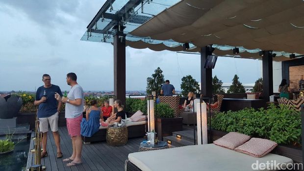 Wisatawan menikmati The 18th Rooftop Bar (Fitraya/detikTravel)