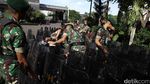 Anggota TNI Ikut Amankan Polda Metro Jaya