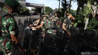 Mereka terlihat sedang membersihkan tameng anti huru-hara.